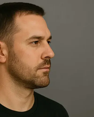 Homem com barba por fazer controlada