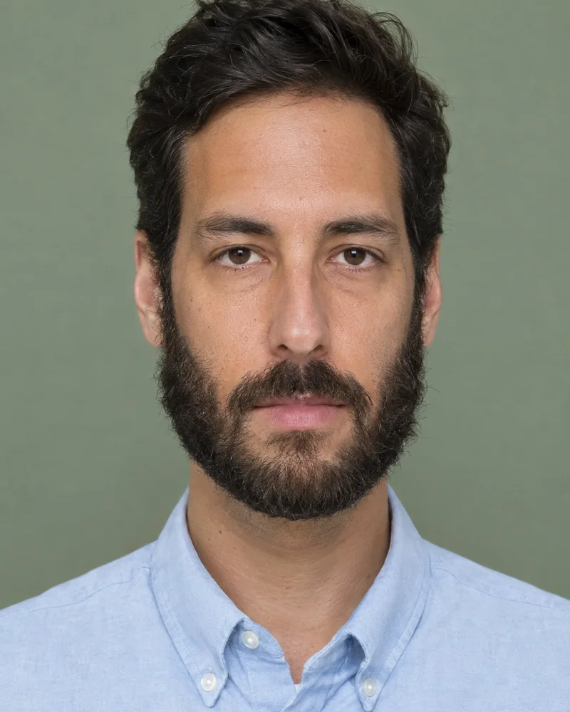 Homem com barba média com volume nas laterais