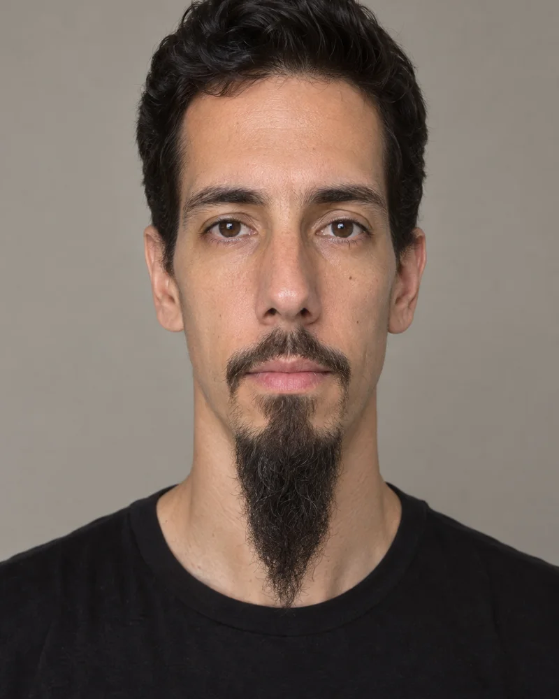 Homem de rosto alongado com cavanhaque comprido e pontudo e bochechas raspadas, estilo que alonga ainda mais o rosto