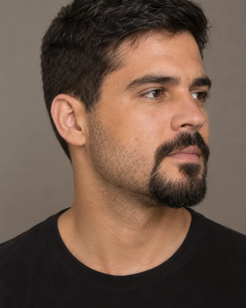 Homem com com cavanhaque em destaque