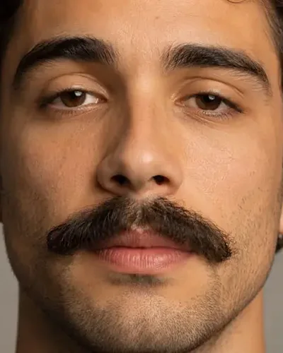 Homem com natural (brush)