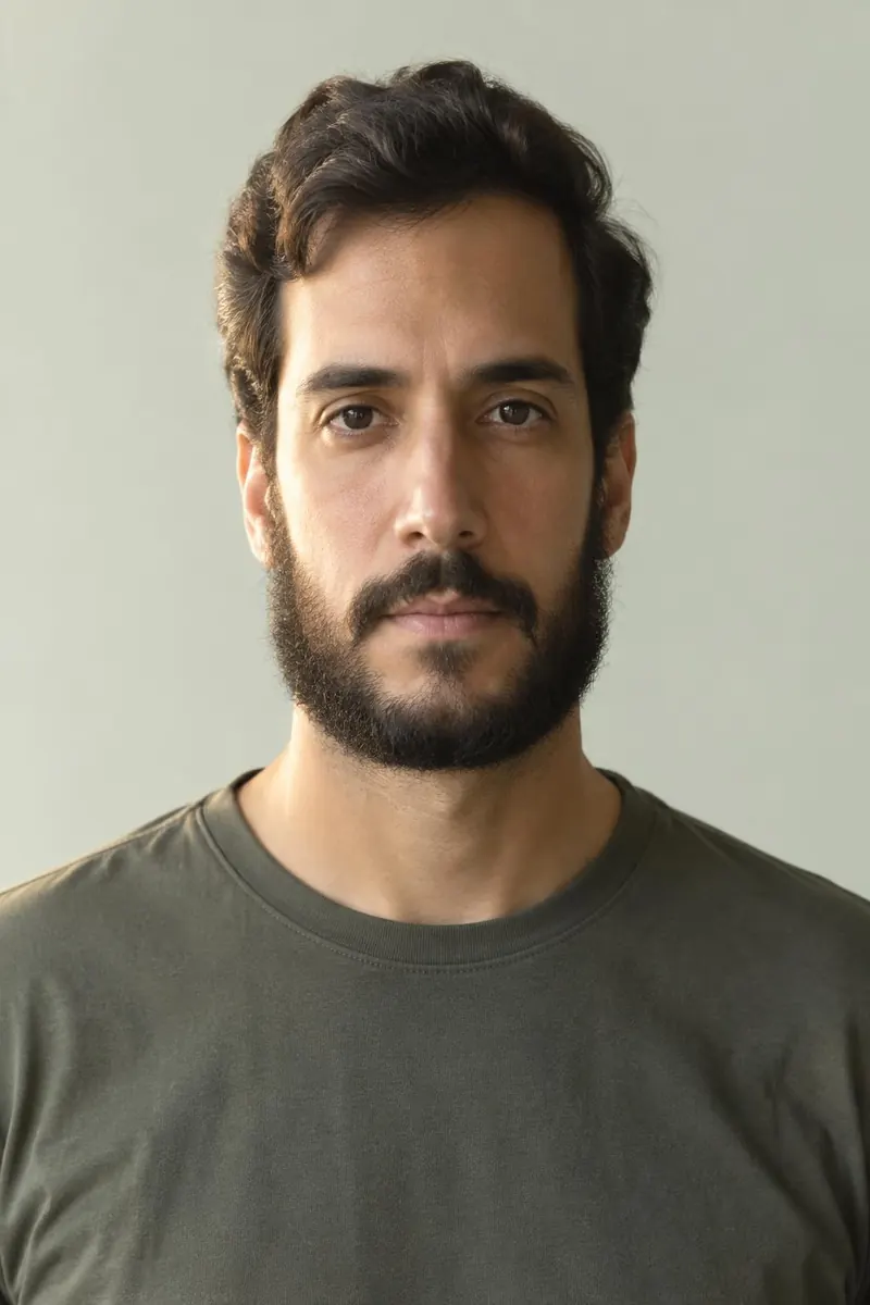 Homem de rosto alongado com barba adequada ao formato